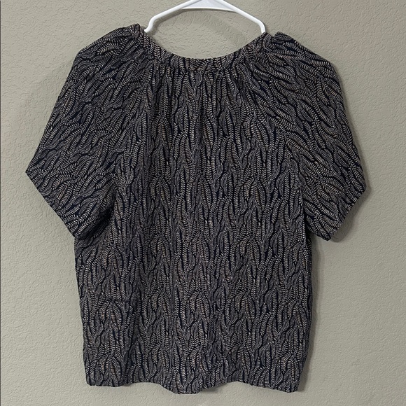 Elegant Black and White Patterned Women's Top size medium NWT - Picture 4 of 4